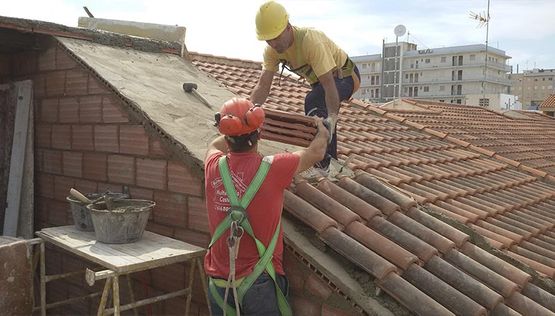 Reformas y Construcciones Costel personas realizando trabajo sobre techo